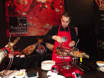 Cortando jamón de Andares de la Dehesa